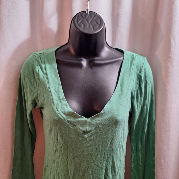 Old navy V-Neck green shirt medium - Picture 2 of 5